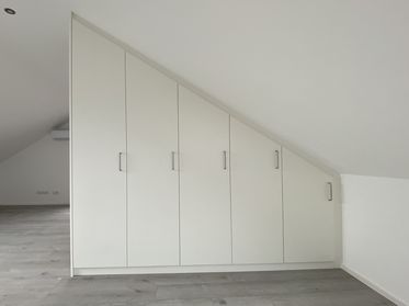 PAX Kleiderschrank in weiß in Dachschräge