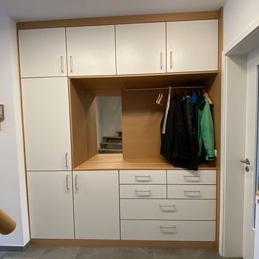 Garderobe in weiß mit Buche furniert